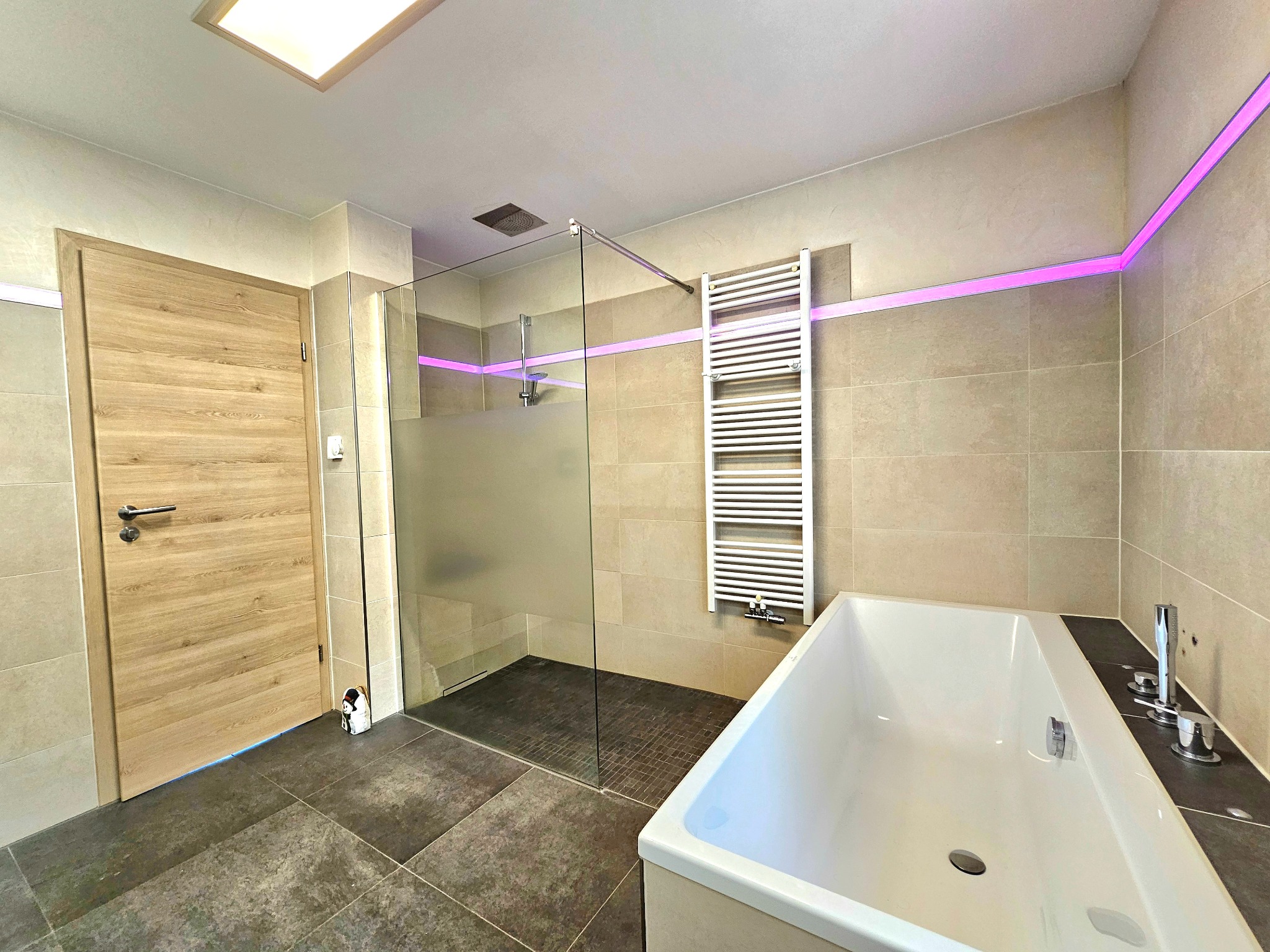 Bad mit Wanne und Dusche OG
