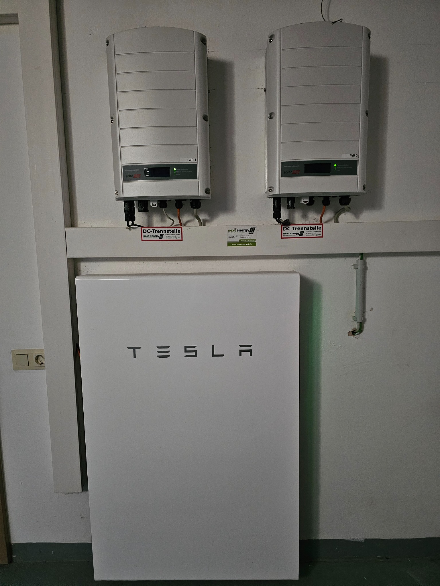 Tesla-Speicher und Wechselrichter der Photovoltaikanlage