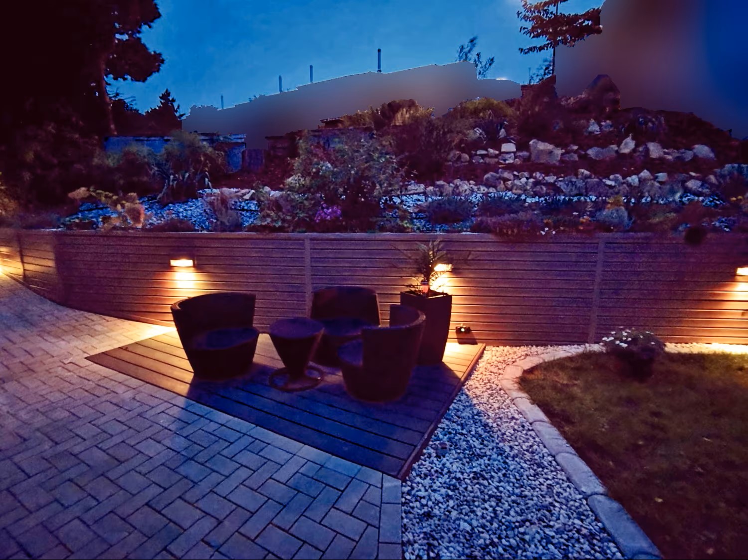 Beleuchtete Terrasse am Abend