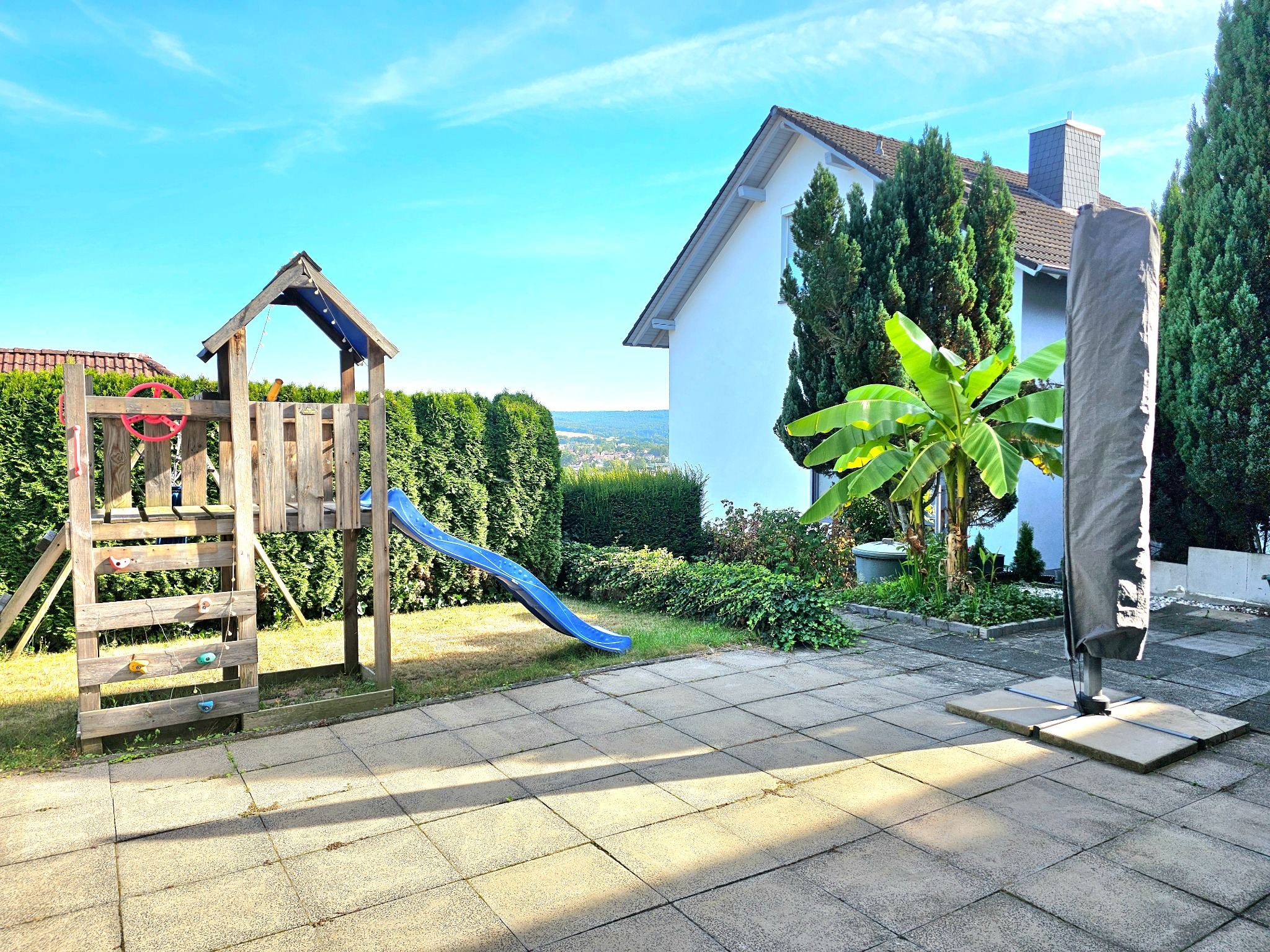 Terrasse, Garten und Spielbereich
