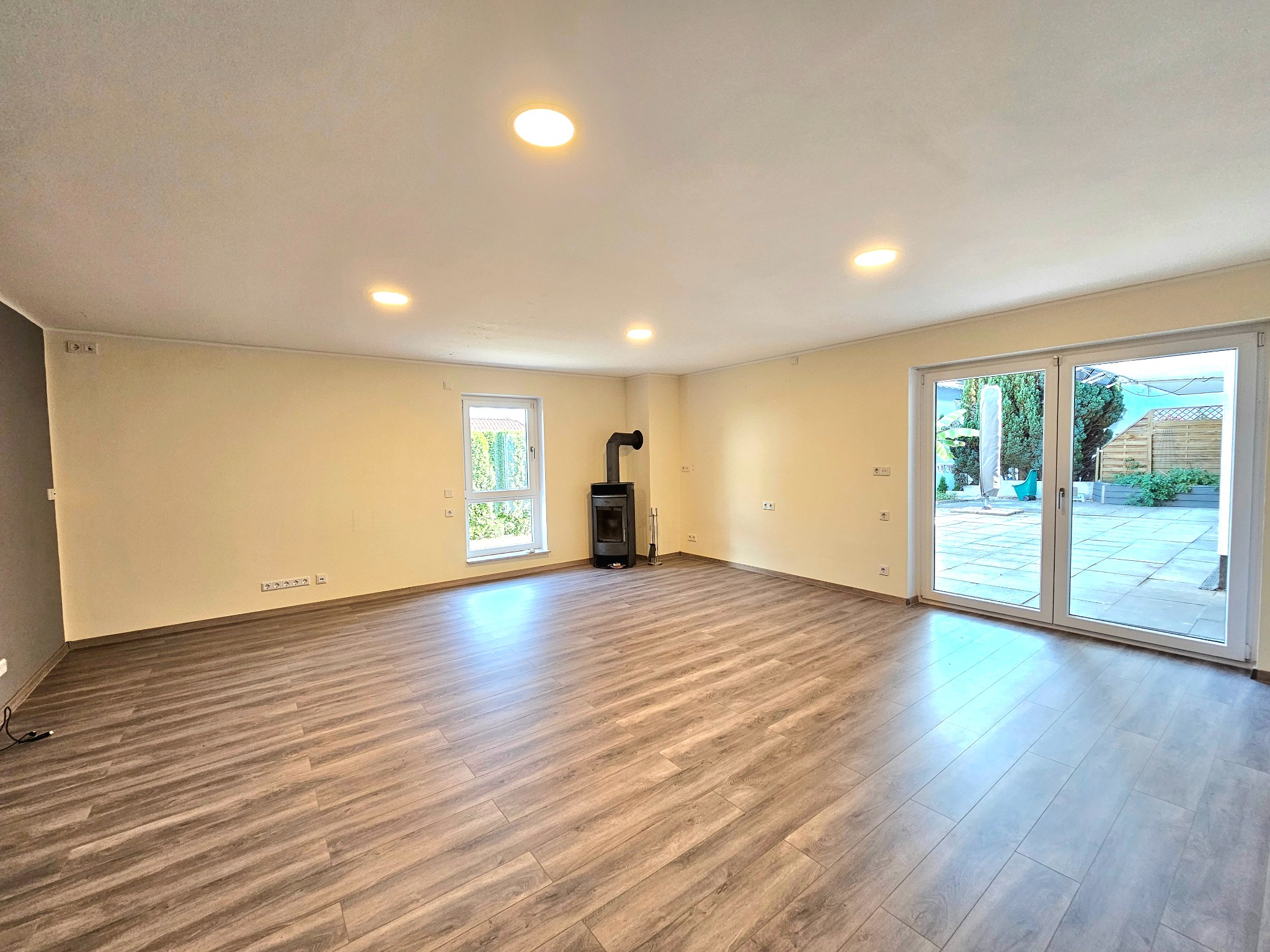 Wohnzimmer UG mit Kamin und Terrassenzugang